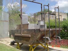 Balsa en proceso de arenado y pintado